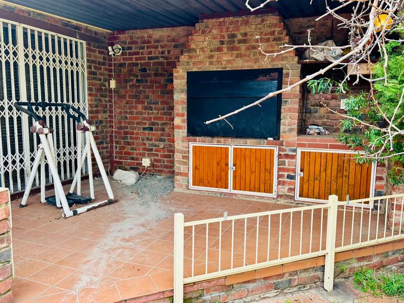 4 Bedroom Property for Sale in Pellissier Free State